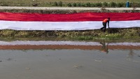 Kain Merah Putih yang dibentangkan tersebut diketahui berukuran 75X3 meter.