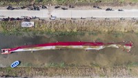 Begini penampakan dari udara proses pembentangan kain merah putih di Sungai Cikijing, Rancaekek, Kabupaten Bandung, Jawa Barat, Minggu (16/8/2020).