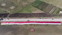 Pemasangan kain Merah Putih berukuran 75X3 meter di bantaran sungai tersebut untuk menyambut perayaan HUT ke-75 kemerdekaan Republik Indonesia.