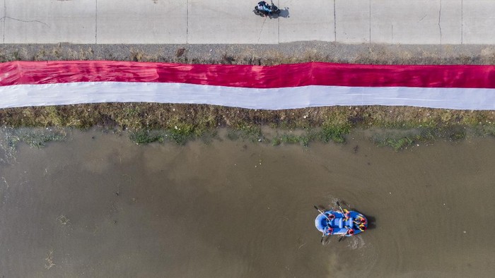 Kain merah putih berukuran 75x3 meter membentang di bantaran Sungai Cikijing. Pemasangan kain tersebut dilakukan dalam rangka merayakan HUT RI ke-75.