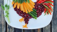 Memang butuh kesabaran untuk membuat ayam jago ini. Irisan sayuran seperti wortel, mentimun, paprika hingga kacang sukses bikin ayam jago ini memukau. Menu ini tak lain adalah salad.  Foto: instagram @lekmetmade