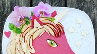 Penggemar kuda cantik Unicorn pasti senang melihat pancake satu ini. Kuda berwarna pink terbuat dari pancake yang diberi topping irisan apel. Tak hanya cantik tapi juga sehat dan lezat. Foto: instagram @lekmetmade