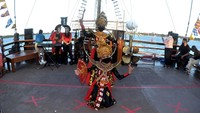 Protokol kesehatan tersebut tak hanya diterapkan oleh para wisatawan, para pekerja maupun pengisi acara di atas kapal tersebut juga diwajibkan untuk mematuhi protokol kesehatan, beberapa diantaranya adalah mengenakan masker maupun face shield.
