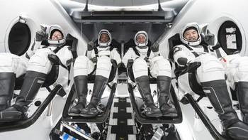 Hopkins, Glover, Walker dan Noguchi mengenakan pakaian astronaut baru buatan SpaceX saat berada di kabin kapsul Crew Dragon. Foto: SpaceX