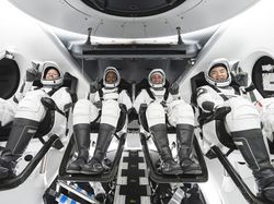 Detik-detik Roket SpaceX Terbangkan 4 Astronaut ke Antariksa