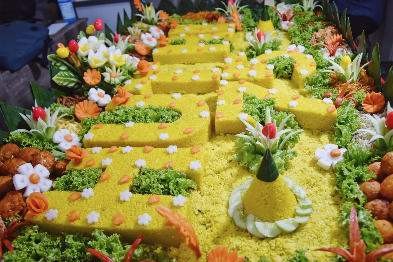 Rayakan Hut Kemerdekaan Ri Ke 75 Ada Tumpeng Angka 75 Dan Panjang 1 2 Meter