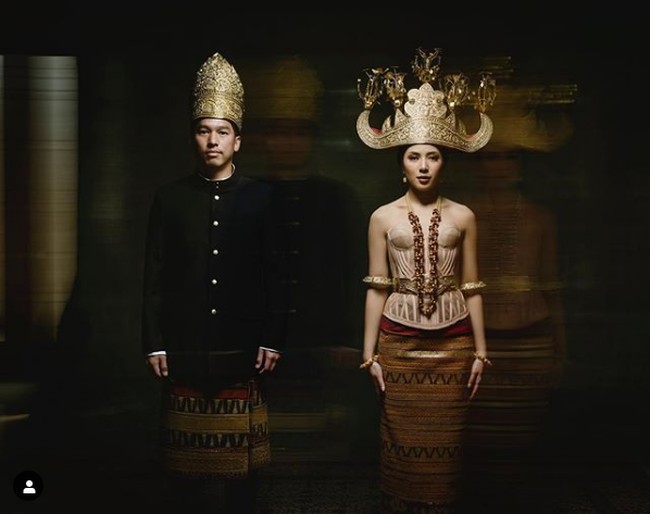 Arya Bakrie dan Vannya Istarinda melakukan sesi foto prewedding dengan mengangkat kain Indonesia. Pada foto yang dipotret Davy Linggar ini, Arya dan Vannya memakai busana dari kain tapis Lampung. Foto: Dok. Instagram @vannya.istarinda, @linguling, @bennusorumba