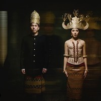 Arya Bakrie dan Vannya Istarinda melakukan sesi foto prewedding dengan mengangkat kain Indonesia. Pada foto yang dipotret Davy Linggar ini, Arya dan Vannya memakai busana dari kain tapis Lampung. Foto: Dok. Instagram @vannya.istarinda, @linguling, @bennusorumba
