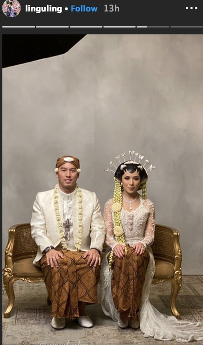 Vannya Istarinda dan Arya Bakrie menikah pada Sabtu (15/8/2020) di Hotel Mulia, Senayan. Vannya menjadi menantu baru di keluarga Bakrie, setelah sebelumnya ada Nia Ramadhani dan Rosalindynata Gunawan. Nia Ramadhani merupakan artis yang jadi istri Ardi Bakrie, sedangkan Rosalindynata atau dikenal dengan nama Ling Ling menikah dengan Aga Bakrie. Foto: Dok. Instagram @vannya.istarinda, @linguling, @bennusorumba