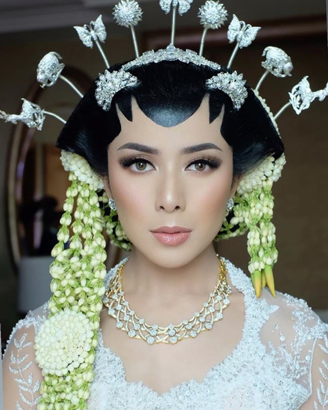 Dan inilah penampilan Vannya Istarinda, menantu baru di keluarga Bakrie di hari pernikahannya dengan Arya Bakrie. Arya tampil semakin memesona berkat pulasan makeup dari makeup artist Bennu Sorumba. Foto: Dok. Instagram @vannya.istarinda, @linguling, @bennusorumba