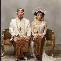Vannya Istarinda dan Arya Bakrie menikah pada Sabtu (15/8/2020) di Hotel Mulia, Senayan. Vannya menjadi menantu baru di keluarga Bakrie, setelah sebelumnya ada Nia Ramadhani dan Rosalindynata Gunawan. Nia Ramadhani merupakan artis yang jadi istri Ardi Bakrie, sedangkan Rosalindynata atau dikenal dengan nama Ling Ling menikah dengan Aga Bakrie. Foto: Dok. Instagram @vannya.istarinda, @linguling, @bennusorumba