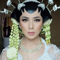 Dan inilah penampilan Vannya Istarinda, menantu baru di keluarga Bakrie di hari pernikahannya dengan Arya Bakrie. Arya tampil semakin memesona berkat pulasan makeup dari makeup artist Bennu Sorumba. Foto: Dok. Instagram @vannya.istarinda, @linguling, @bennusorumba