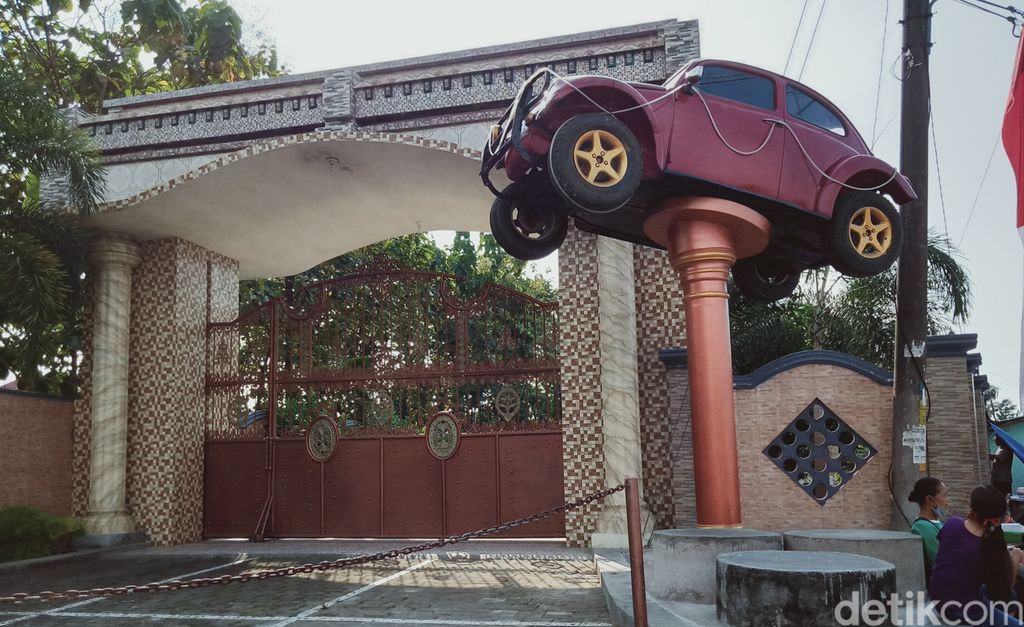 VW kodok dijadikan monumen di tepi jalan Tegal Gudo, Mojayan, Klaten Tengah.