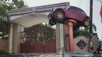 Ipung, pedagang makanan di samping monumen VW mengatakan sejak ada monumen itu sering ada warga ke lokasi foto selfie. Kadang berombongan. Foto: Achmad Syauqi/detikcom