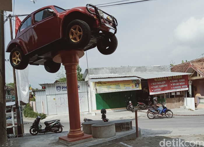 VW kodok dijadikan monumen di tepi jalan Tegal Gudo, Mojayan, Klaten Tengah.