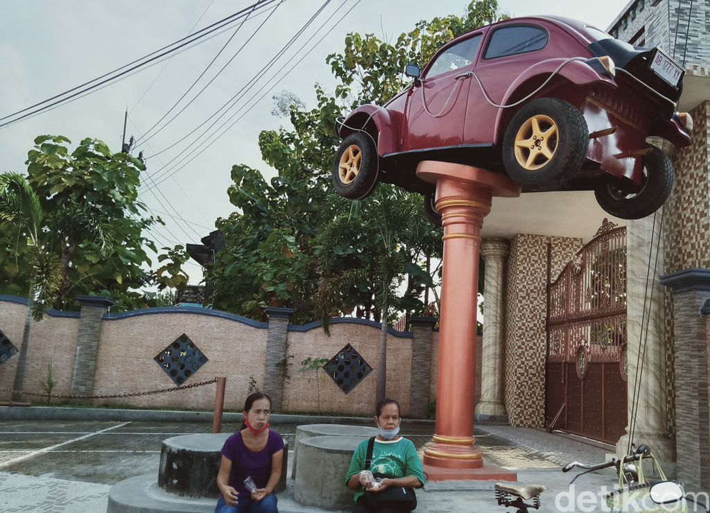 VW kodok dijadikan monumen di tepi jalan Tegal Gudo, Mojayan, Klaten Tengah.