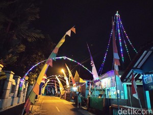 Sambut HUT RI, Warga Ciamis Hias Kampungnya dengan Lampu Beragam Warna