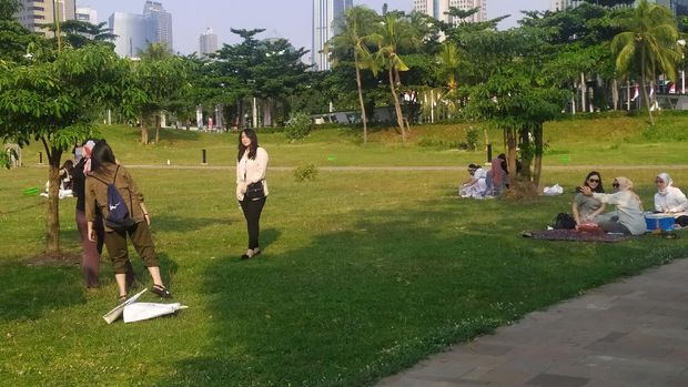 Warga piknik di Hutan Kota GBK