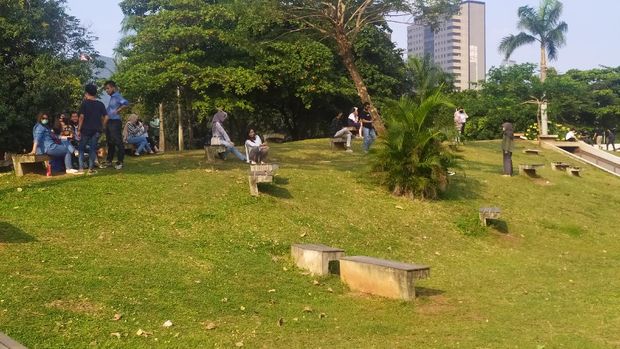 Warga piknik di Hutan Kota GBK