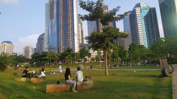 Warga piknik di Hutan Kota GBK