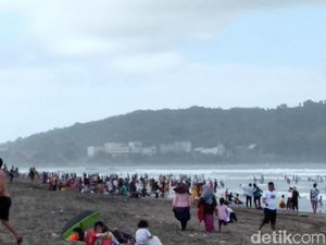 Libur Panjang, Ribuan Wisatawan Padati Pantai Pangandaran