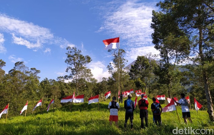 75 Bendera Merah Putih Dikibarkan di Lereng Merapi