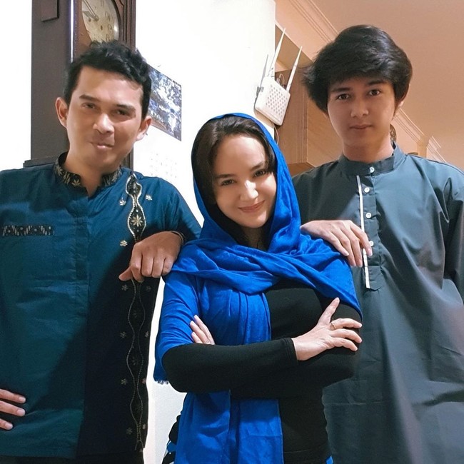 Artis cantik Angelica Simperler menikahi pengusaha Rico Hidros pada tahun 2020. Saat itu Rico sudah memiliki seorang putra dari pernikahan sebelumnya yang bernama Ahmad Titan. Sudah semakin besar, putranya itu bahkan disebut-sebut jadi semakin mirip dengan Angel. Foto: Instagram