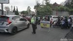 Antrean Kendaraan Mengular di Lembang