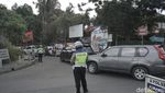 Antrean Kendaraan Mengular di Lembang