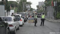 Untuk mengurai kepadatan, jajaran Satlantas Polres Cimahi beberapa kali menerapkan sistem buka tutup jalan agar kendaraan tidak menumpuk di beberapa titik. 