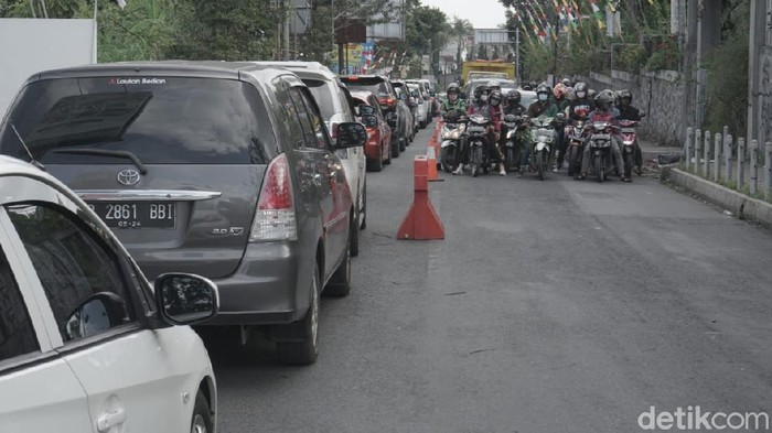 Antrean Kendaraan mengular di Lembang Libur tujuh belasan dimaanfaatkan warga untuk beraktivitas di sejumlah tempat wisata di lembang, Jawa Barat. Volume kendaraan yang padat membuat lalin macet.