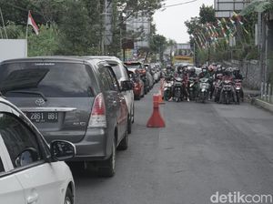 Antrean Kendaraan Mengular di Lembang
