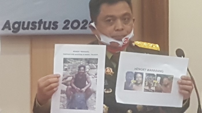 Aparat memampangkan gambar Hengky Wanmang, pimpinan OPM Timika. (Wilpret Siagian/detikcom)