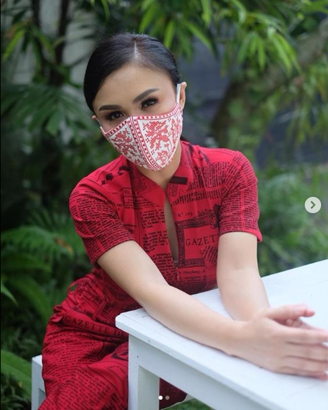 Artis Yuni Shara tampil beda dengan memakai masker merah putih saat mengikuti #MerahPutihChallenge. Dirgahayu RI ke 75. Semoga Bangsa kita segera Merdeka dari Pandemi Covid, tulisnya di keterangan foto yang diunggah ke Instagram. Foto: Dok. Instagram
