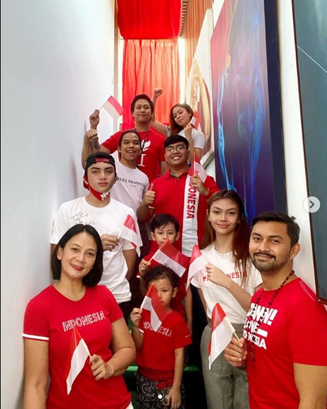 Gaya keluarga Anjasmara dan Dian Nitami ini bisa jadi inspirasi kamu buat foto bersama keluarga di Hari Kemerdekaan RI ke-75. Dian dan Anjas bergaya memakai kaus merah dengan tulisan Indonesia. Foto: Dok. Instagram