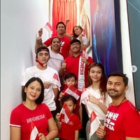 Gaya keluarga Anjasmara dan Dian Nitami ini bisa jadi inspirasi kamu buat foto bersama keluarga di Hari Kemerdekaan RI ke-75. Dian dan Anjas bergaya memakai kaus merah dengan tulisan Indonesia. Foto: Dok. Instagram