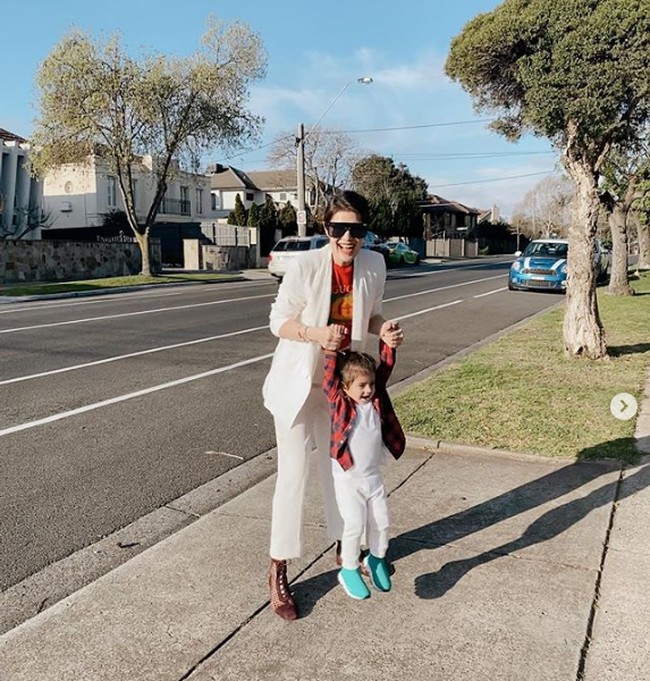 Tengah berada di luar negeri, tepatnya Australia, tak menjadi halangan bagi artis Carissa Puteri untuk ikut memeriahkan Hari Kemerdekaan RI ke-75. Carissa pun meramaikan #MerahPutihChallenge dengan bergaya memakai busana bak bendera merah putih bersama putra keduanya, Zenecka Acana. Foto: Dok. Instagram