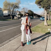 Tengah berada di luar negeri, tepatnya Australia, tak menjadi halangan bagi artis Carissa Puteri untuk ikut memeriahkan Hari Kemerdekaan RI ke-75. Carissa pun meramaikan #MerahPutihChallenge dengan bergaya memakai busana bak bendera merah putih bersama putra keduanya, Zenecka Acana. Foto: Dok. Instagram