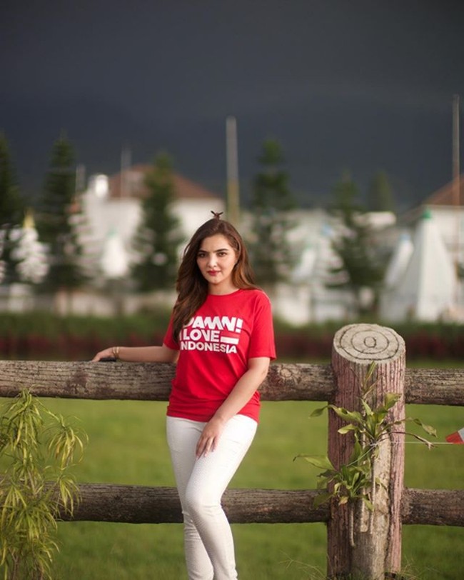 Ibu tiri Aurel, Ashanty juga ikut meramaikan #MerahPutihChallenge yang digagas Instagram ini. Bak bendera merah putih, istri Anang Hermansyah itu memakai kaus merah dari brand Damn I Love Indonesia! milik Daniel Mananta dan celana berwarna putih. Foto: Dok. Instagram