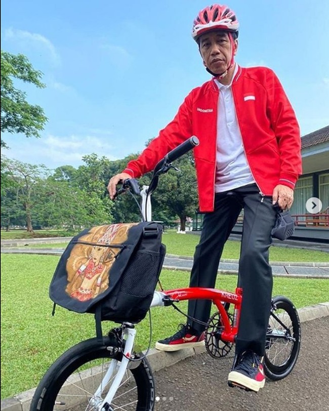 Presiden Jokowi juga ikut mengunggah gayanya memakai busana ala bendera merah putih pada Minggu (16/8/2020), meski tidak mengikuti #MerahPutihChallenge. Jokowi memakai jaket merah dan kaus berkerah putih saat bergaya dalam rangka mempromosikan sepeda buatan lokal. Foto: Dok. Instagram