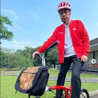 Presiden Jokowi juga ikut mengunggah gayanya memakai busana ala bendera merah putih pada Minggu (16/8/2020), meski tidak mengikuti #MerahPutihChallenge. Jokowi memakai jaket merah dan kaus berkerah putih saat bergaya dalam rangka mempromosikan sepeda buatan lokal. Foto: Dok. Instagram