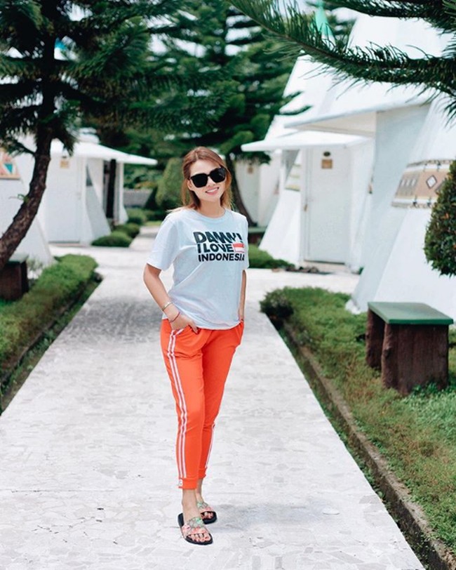 Aurel Hermansyah juga tak ketinggalan posting foto OOTD HUT ke-75 RI. Memilih gaya yang lebih kasual, putri Anang Hermansyah dan Krisdayanti ini berpose dengan kaus abu-abu Damn I Love Indonesia! dan celana training berwarna merah dengan aksen garis putih. Foto: Dok. Instagram