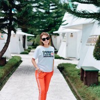 Aurel Hermansyah juga tak ketinggalan posting foto OOTD HUT ke-75 RI. Memilih gaya yang lebih kasual, putri Anang Hermansyah dan Krisdayanti ini berpose dengan kaus abu-abu Damn I Love Indonesia! dan celana training berwarna merah dengan aksen garis putih. Foto: Dok. Instagram