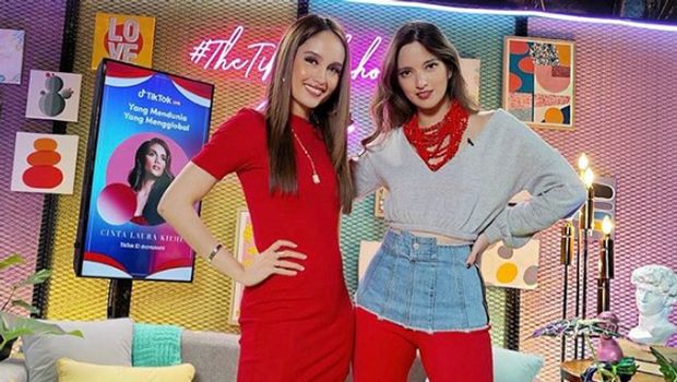 Artis bergaya pakai baju merah putih