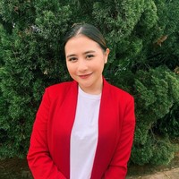 Artis lainnya yang ikut dalam tantangan ini adalah Prilly Latuconsina. Perempuan berdarah Ambon ini memilih gaya preppy dalam balutan kaus putih oblong yang dibungkus blazer merah. Tahun ini, perayaan #HUTRI75 memang akan dilakukan dengan cara yang sedikit berbeda nih dan kebanyakan pasti akan dilakukan secara virtual. Makanya, aku mau mengajak kalian semua untuk bersama-sama semarakkan #HUTRI75 di Instagram dengan ikutan #MerahPutihChallenge, tulisnya. Foto: Dok. Instagram