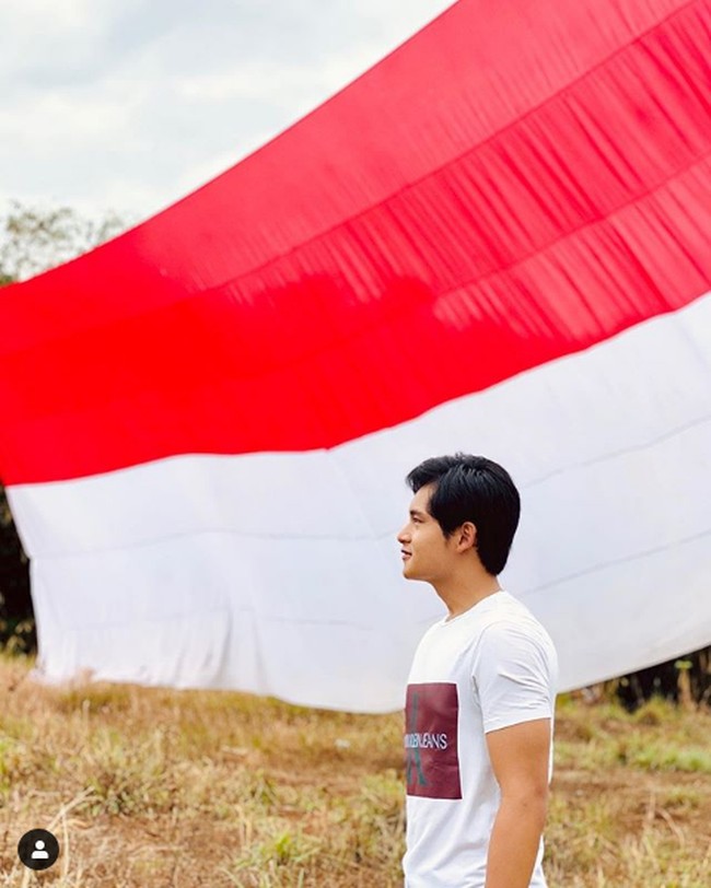 Mengikuti #MerahPutihChallenge, bintang film dan sinetron Randy Martin mengunggah foto dengan latar Sang Saka Merah Putih. Bagi saya, Nasionalisme adalah Ketika saya bermimpi. Ketika saya belajar. Ketika saya beraksi. Ketika saya percaya. Ketika saya buktikan. Ketika saya cinta UNTUK INDONESIA, tulis bintang sinetron Kecil-Kecil Mikir Jadi Manten itu di Instagram. Foto: Dok. Instagram