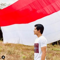 Mengikuti #MerahPutihChallenge, bintang film dan sinetron Randy Martin mengunggah foto dengan latar Sang Saka Merah Putih. Bagi saya, Nasionalisme adalah Ketika saya bermimpi. Ketika saya belajar. Ketika saya beraksi. Ketika saya percaya. Ketika saya buktikan. Ketika saya cinta UNTUK INDONESIA, tulis bintang sinetron Kecil-Kecil Mikir Jadi Manten itu di Instagram. Foto: Dok. Instagram