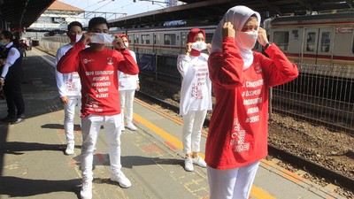 Bagi-bagi Masker di HUT RI ke-75