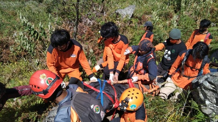 Basarnas evakuasi pendaki Gunung Bawakaraeng yang meninggal dunia (Dok. Istimewa)