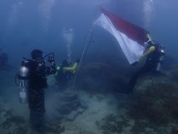 HUT RI Ke-75, Bendera Merah Putih Berkibar di Bawah Laut Selat Sunda